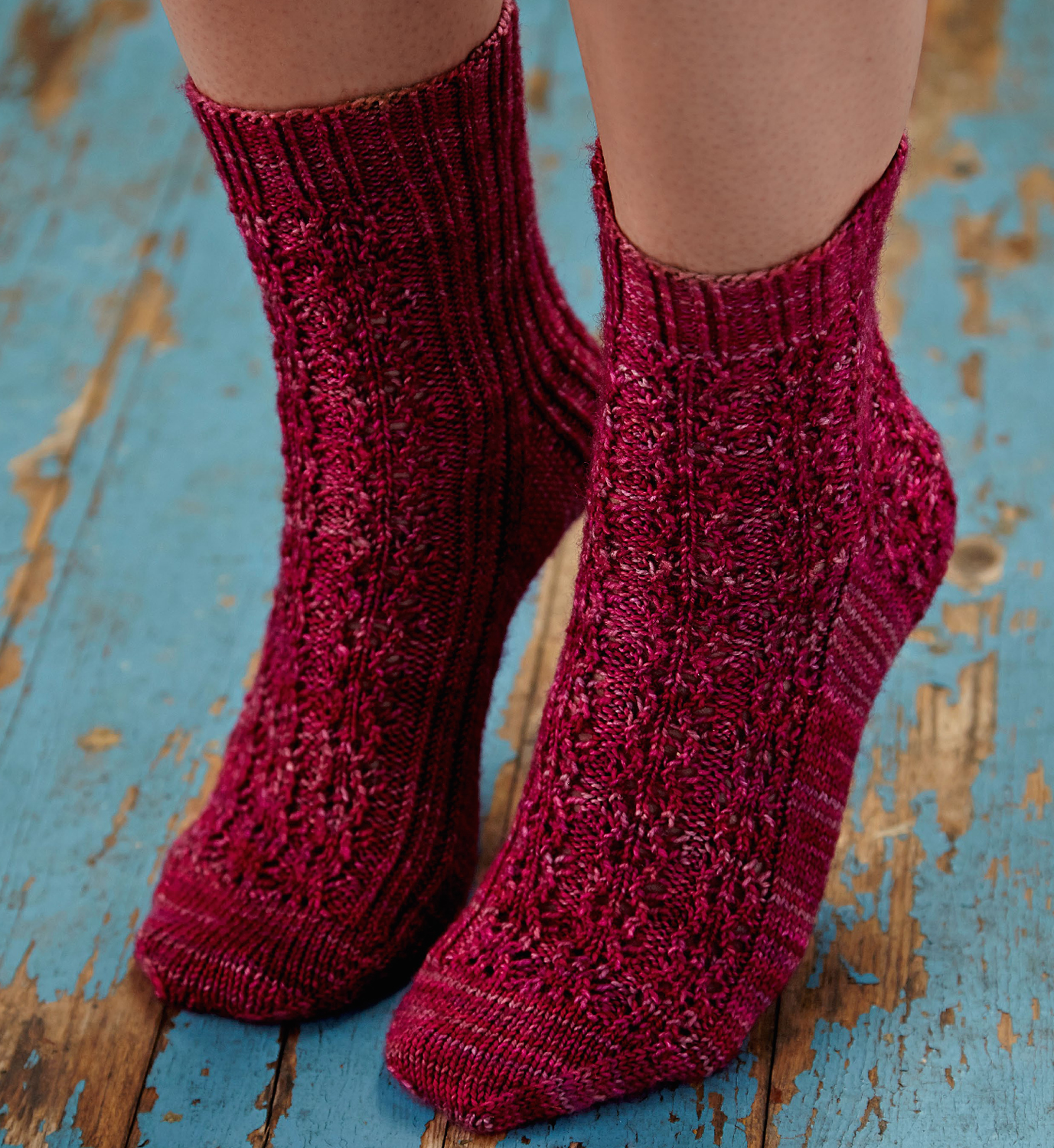 Красивые носки 5 спицами. Вязаные носки. Вязаные носки спицами. Носки с ажурным узором. Вязаные ажурные носки.